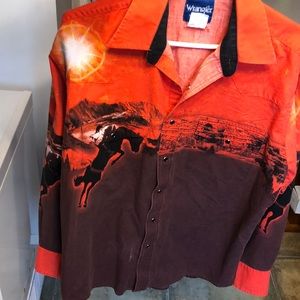 Men’s size Medium ( fits more like a large ) Wrangler shirt .